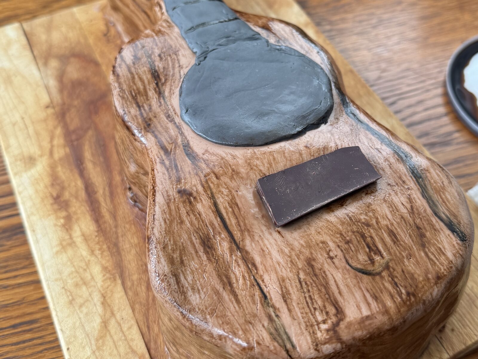 a cake sculpted in the form of a guitar